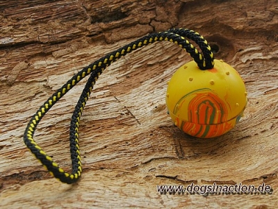Preview: Vollgummiball an Schnur, ca. 6cm