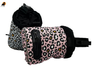Preview: Trixie Neopren Snack-Tasche Twist Treat LEO, ca. 11 x 14cm - Limited Edition