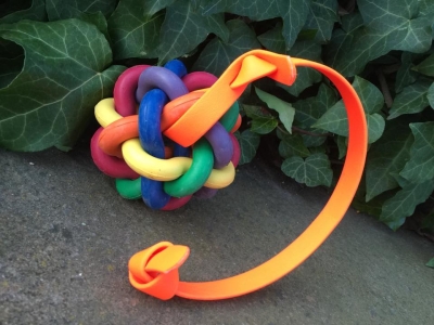 Preview: Vollgummi Knotenball 10cm mit Biothane Wurfseil