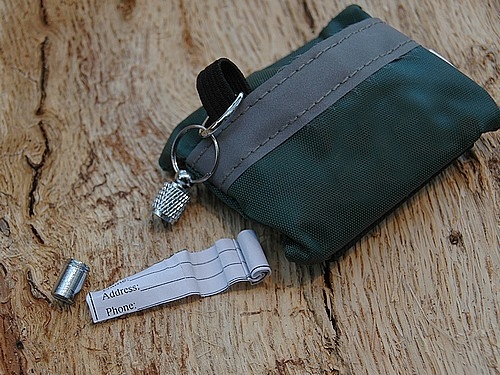 Karlie Halsbandtasche mit Adresskapsel