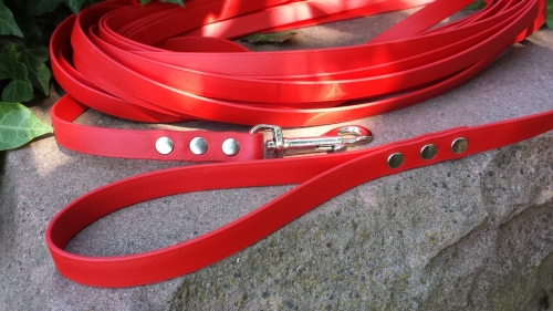 Zusätzliche 3. Niete an Karabiner und Handschlaufe