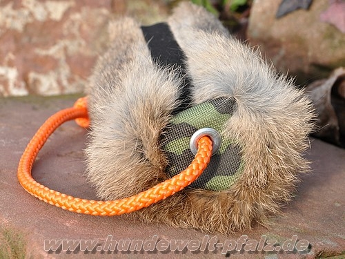 Firedog Futterdummy mit Kaninchenfell + Wurfkordel, Größe 1 ca. 19x6cm