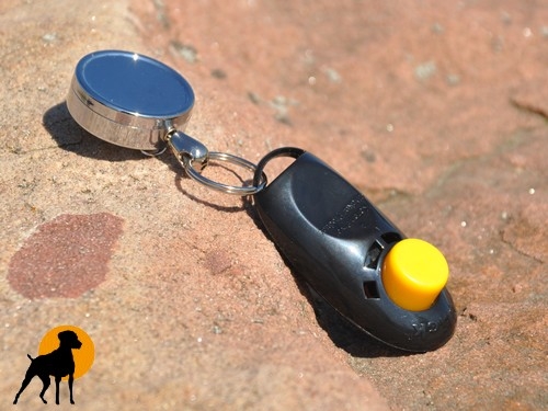 Clicker Zinger aus Metall mit ausziehbarer Drahtschnur