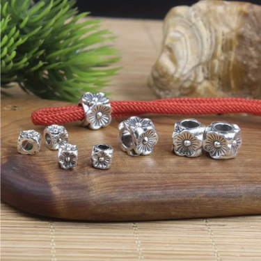 Vintage Spacer-Perle eckig 8mm / Loch: 5mm, Design: Blume, Silber